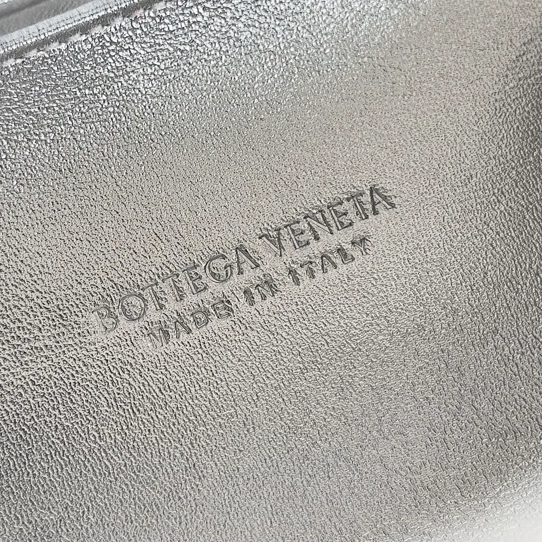 Batch 1960 BOTTEGA VENETA 2024 new women's evening bag. The more complicated weaving process gives it a wavy double pattern. As one of the protagonists of the Holy Way capsule, it shines like the stars on the Christmas tree⭐ Style number: 778500 Size: 20.5*12.5*6
